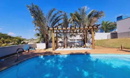 Casa no interior como requinte de litoral, graças a sua generosa área de lazer e convivio com a natureza no condominio santa mônica em itu
