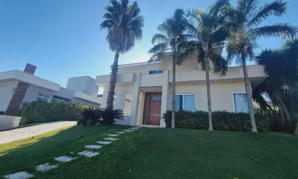 Luxuosa casa neoclássica com 4 suites, piscina, spa, sauna e muito mais