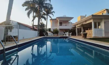 O clássico nunca sai de moda, esta obra-prima traduz a elegância, o luxo e conforto, através de um generoso terreno que se assemelha a um resort.