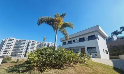 Casa com 4 suítes, elevador e uma vista exuberante da Serra do Japi, disponivel no renomado Condomínio Plaza Athénée