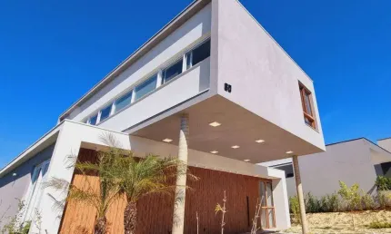 Arquitetura moderna que difere dentro do condomínio. seu pavimento superior reserva elegantes suítes e a magia da arquitetura em balanço.