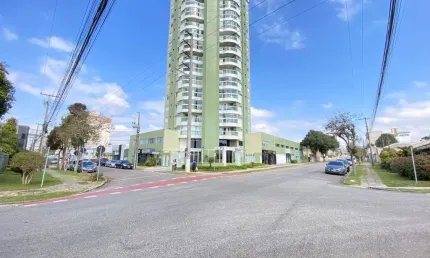 Lindo apartamento com 04 vagas de garagem coberta, 03 quartos sendo 01 suíte.