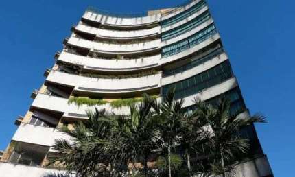 Localização espetacular- a passos da praça. Prédio exclusivo- com total privacidade- apartamento