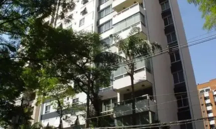 PÉ NO CLUBE!!! Apartamento com localização privilegiada, EM FRENTE ao clube Pinheiros.