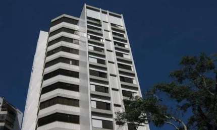 Completamente ensolarada- Imenso living com pé direito duplo. Cobertura com ares de casa. Em préd