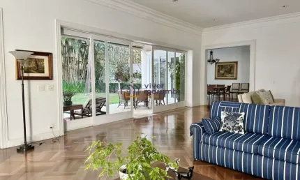 Casa de Alto Padrão: Conforto e Exclusividade em frente a Praça Vinicius de Moraes. 754m², 4 suites.