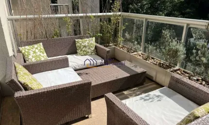 Apartamento mobiliado, de fundos, vista para o bosque.