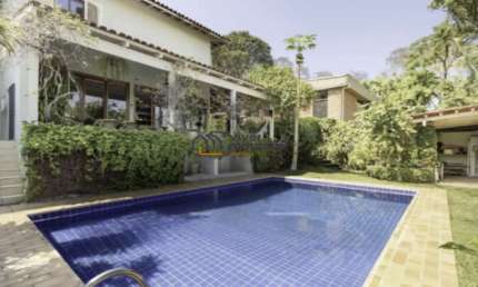 Linda Residência em Rua Fechada no Jardim Leonor - Morumbi