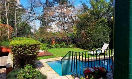 Casa Espetacular no Morumbi: 4 Dormitórios, 2 Suítes, Piscina e Churrasqueira