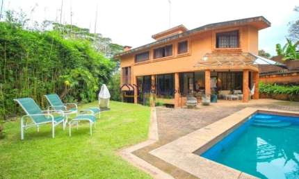 Casa em condomínio fechado com 4 quartos para alugar na Rua Professor Luciano Gualberto, --, Panamby, São Paulo