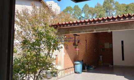 Casa com amplo quintal e muito verde na região do Portal do Morumbi !