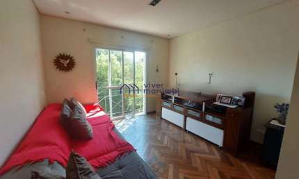 Casa de condomínio com piscina e churrasqueira para locação.