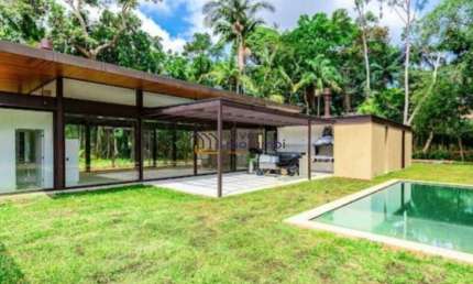 Casa de Condomínio com 5 Quartos,sendo 5 suítes/ 8 banheiros/ 734 Mts²/ Térrea / Piscina/ALTO PADRÃO