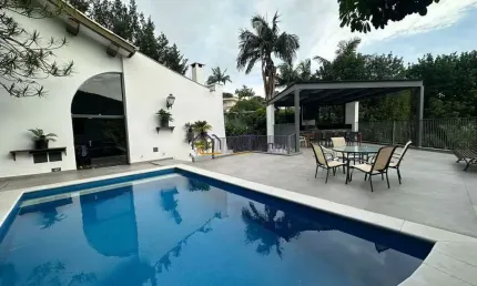 Casa no Morumbi. 4 dormitórios. piscina. Área Gourmet