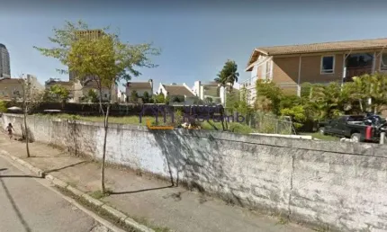 Trata-se de amplo terreno de esquina, com área real de 682 m2, totalmente plano, murado e com calçad