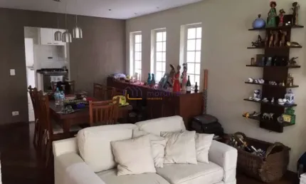 Ótima casa, com uma ampla planta, bem localizada, com churrasqueira e jardim