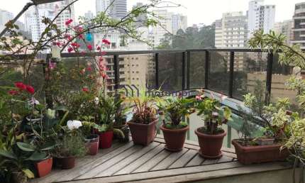 Lindo apartamento com piscina particular. Excelente localização!