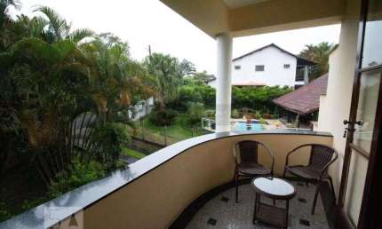 Vendo casa duplex 4 quartos, sendo 2 suítes, com quintal, no Badu