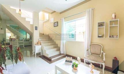 Open House vende casa duplex de Vila no Pé Pequeno com 3 quartos