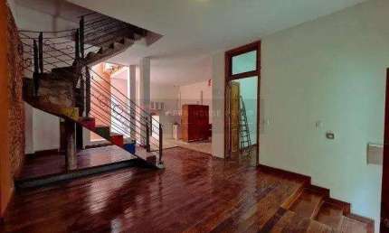 Open House vende charmosa casa em vila centenária no Ingá