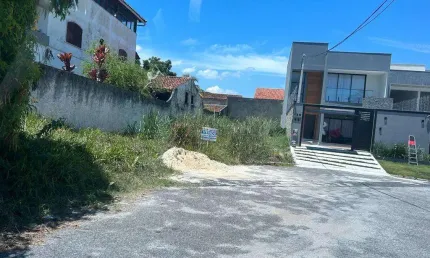 Terreno em camboinhas com 180m2 , com 7, 50  de frente , em ótima localização próximo do mar.
