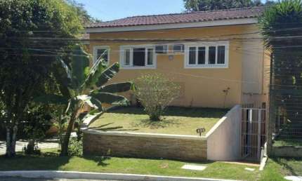 Casa duplex com 4 quartos sendo 1 suíte em Condomínio fechado
