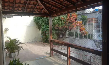 OPEN HOUSE vende ótima casa, toda em porcelanato 1 linha, 3 quartos, sendo 1 com suíte, centro SG