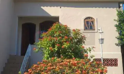 OPENHOUSE VENDE CASA NO MUTUA COM 2 QUARTOS E GARAGEM