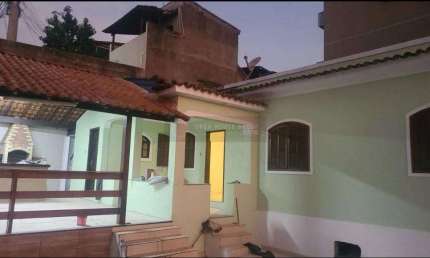 Casa com três quartos. À venda, ótima localização, no Fonseca.