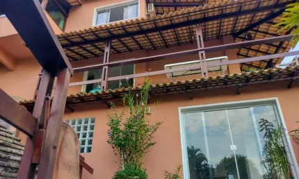 Open House vende casa triplex em Itacoatiara com 5 quartos, sendo 4 suítes e 4 vagas de garagem!!!