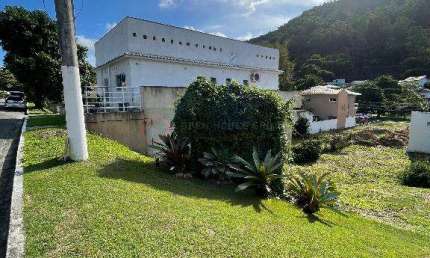 Terreno plano no condomínio Sítio Santo Antônio, 390m²