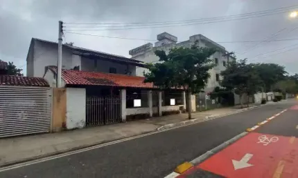 Casa Duplex com excelente preço atrás do Grand Marche em Piratininga. Precisando de reforma
