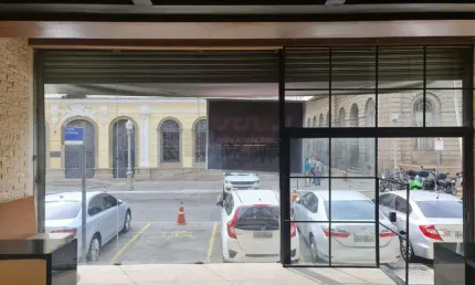 Open House vende loja Centro , frente rua, pronta para cafeteria e lanchonete. Próximo TJ e Pça XV
