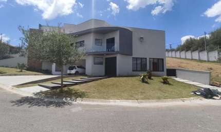 Casa para Locação em Bragança Paulista, Vale Das águas, 3 dormitórios, 3 suítes, 4 banheiros, 2 vagas