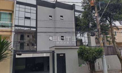Cobertura com 103 m² de área privativa, 02 dormitórios sendo 01 suíte, 02 vagas de garagem cobertas e determinadas com tomada para carro elétrico.
