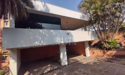 Sobrado com 705 m² de área construída o terreno possui 22,32 m de frente e uma área total de 1021 m², localização privilegiada.