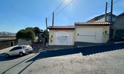 Casa para venda térrea com 4 vagas cobertas e excelente quintal no bairro Mogi Moderno em Mogi das Cruzes