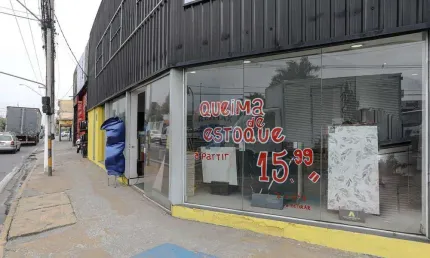 Ponto comercial para alugar na Rua Salvador Rugiero, 1, Vila Maluf, Suzano