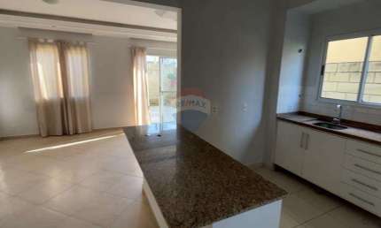 Sobrado Locação condominio 3 dormitórios 2 vagas cobertas
