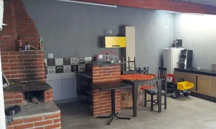 Casa para alugar - 2 dormitórios sendo 1 suíte, Área Gourmet e Garagem Coberta