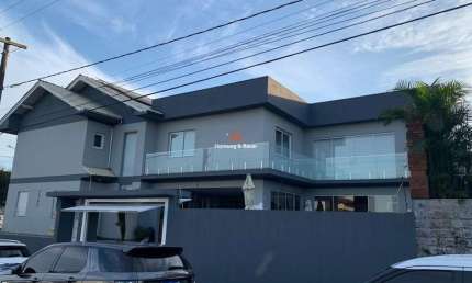 Casa à venda com piscina e vista da cidade em Campo Bom