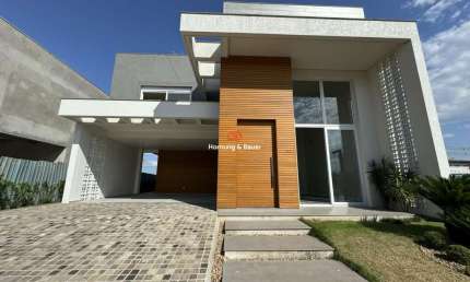Casa à venda em Condomínio fechado, Nelsi Haas no Centro de Portão - com três Suítes e piscina.