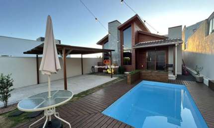 Casa estilosa e aconchegante com piscina à venda em Estância Velha no bairro Lago Azul.