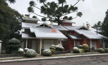 Belíssima casa à venda em Gramado no bairro Planalto | Condomínio das Bromélias