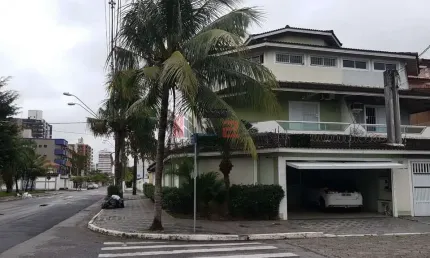 Casa assobradada à venda na praia Grande, Vila Guilermina.