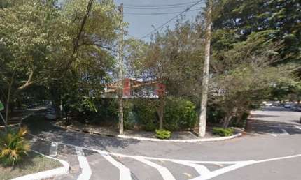 Casa térrea para modernização em amplo terreno de esquina muito bem localizado no Alto de Pinheiros.