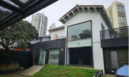 Aluga-se Casa Comercial na Av. Pacaembu, com 336 m²