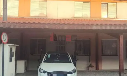 Casa assobradada à venda em condomínio fechado no bairro do jaraguá.