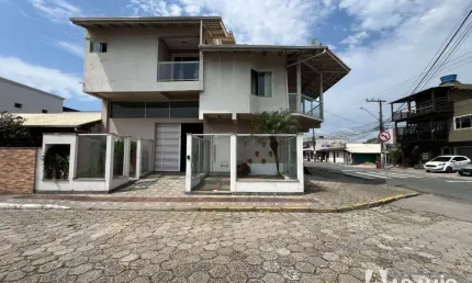 Sobrado com 3 dormitórios para alugar, 390 m² por R$ 5.600,00/mês - São João - Itajaí/SC