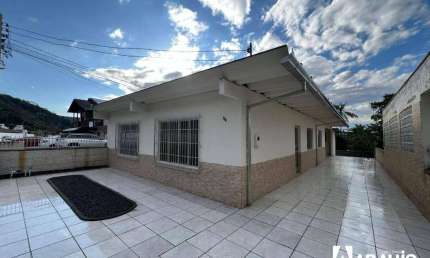 Casa com 3 dormitórios no bairro Espinheiros - Itajaí/SC